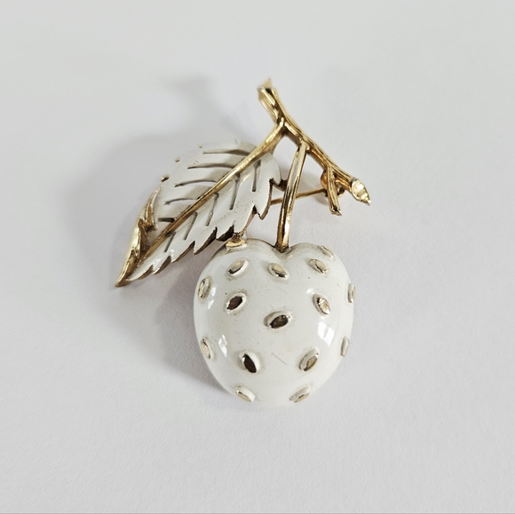 Vintage Crown Trifari White Berry Textured White Enameled Gold Tone Brooch Pin